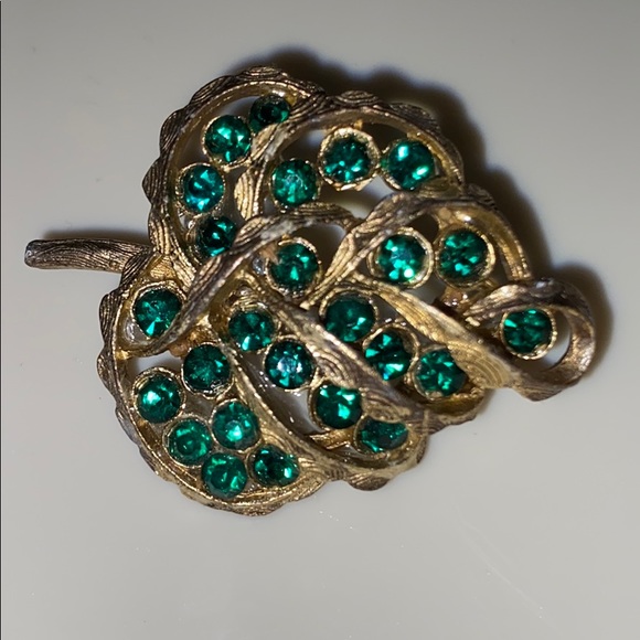 Jewelry - VINTAGE Emerald Gemstone Gold leaf Brooch